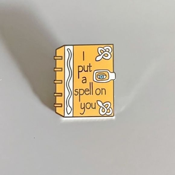 *50% OFF! Hocus Pocus spell book pin enamel gold Halloween - Picture 3 of 3